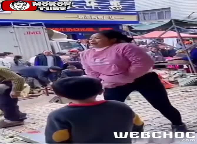 Video :During an argument, she hurls her blood-soaked sanitary napkin at her opponent